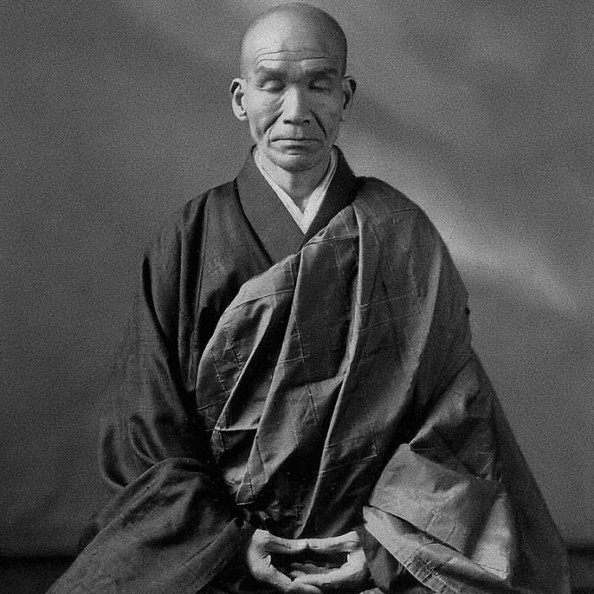 Le maître zen Kodo Sawaki en zazen, 1920. Il porte le kesa par-dessus le kolomo. Antai-ji (Hyogo, Japon) archives. 