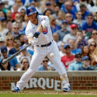 Chicago Cubs right fielder Seiya Suzuki hits an RBI single on Saturday against the Pittsburgh Pirates. | USA TODAY / VIA REUTERS