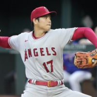 Angels starter Shohei Ohtani pitches against the Rangers in Arlington, Texas, on Thursday. | USA TODAY / VIA REUTERS