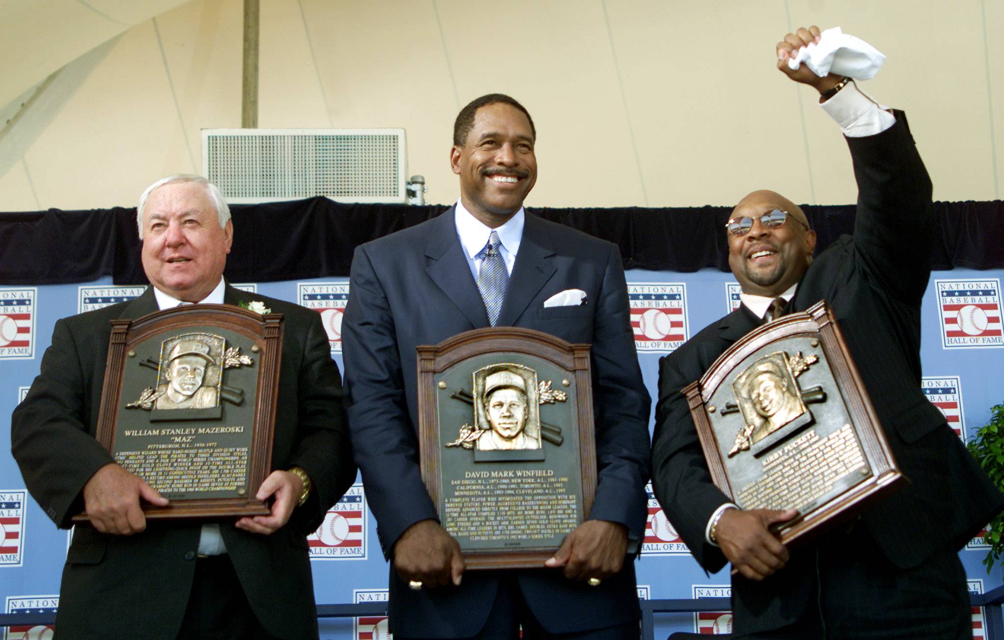 Former MLB star Dave Winfield (center), who was inducted into the Hall in 2001 alongside Bill Mazeroski (left) and Kirby Puckett, will participate in an advisory board for the Hall's planned permanent exhibit on Black baseball. | REUTERS