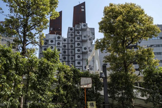 La tour-capsule Nakagin, totem architectural de Tokyo, dans le quartier de Ginza, le 12 avril 2022.