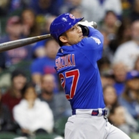 Cubs right fielder Seiya Suzuki bats against the Brewers in Milwaukee on Friday. | USA TODAY / VIA REUTERS