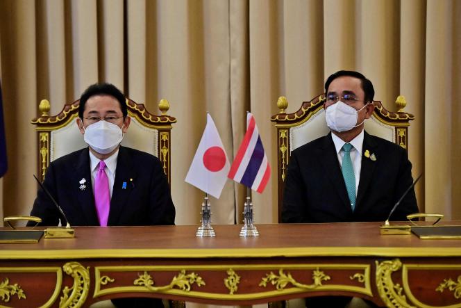 Le premier ministre japonais, Fumio Kishida (à gauche), après une conférence de presse conjointe avec son homologue thaïlandais, Prayuth Chan-ocha, à Bangkok, le 2 mai 2022.