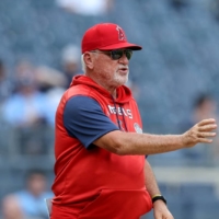 Los Angeles Angels manager Joe Maddon (left) takes the ball from starting pitcher Shohei Ohtani during a game against the New York Yankees at Yankee Stadium on June 2. The Angels fired Maddon on Tuesday following the teams 12th straight lose. | USA TODAY / VIA REUTERS