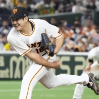 Giants starter Tomoyuki Sugano pitches against the Hawks at Tokyo Dome on Thursday. | KYODO