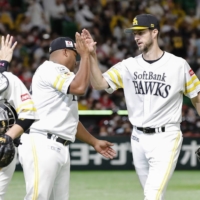 The Hawks' threw a shutout against the Tigers in Fukuoka on Thursday. | KYODO