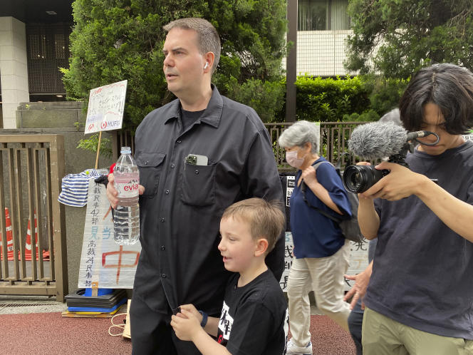 Le Canadien Glen Wood, et son fils né en 2015, le 23 juin 2022, à Tokyo.