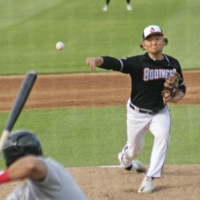 Schaumburg Boomers right-hander Jumpei Akanuma pitches in the independent Frontier League in Schaumburg, Illinois, in May. | KYODO