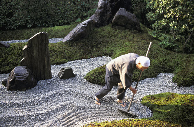 JAPON, KYOTO, JARDIN ZEN DU TEMPLE ZUITO-IN, MOINE AU TRAVAIL RATISSANT ALLEE