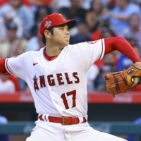 Shohei Ohtani pitches against the Royals in Anaheim, California, on Wednesday. | KYODO