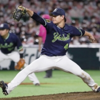 The Swallows' Keiji Takahashi pitches against the Hawks in Fukuoka on Sunday. | KYODO