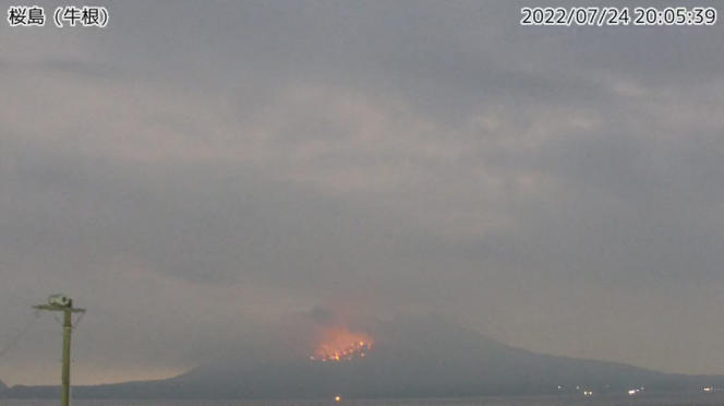 Capture vidéo prise par Jiji Press le 24 juillet 2022, à partir des images en direct de la caméra de surveillance de l’Agence météorologique japonaise, qui montre l’éruption du Sakurajima.