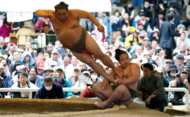 Lors d’un tournoi annuel de sumo dédié au sanctuaire Yasukuni à Tokyo, le 16 avril 2018.