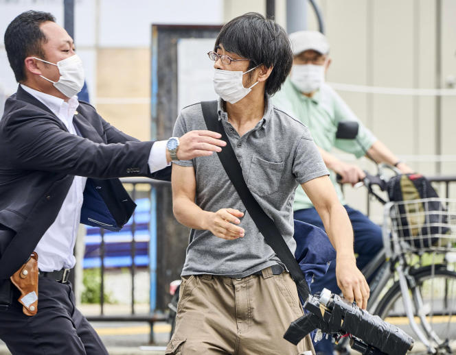 Tetsuya Yamagami et son arme artisanale lors de son arrestation, vendredi 8 juillet, à Nara.
