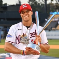 Washington Nationals right fielder Juan Soto celebrates with the trophy after winning the 2022 Home Run Derby at Dodgers Stadium on Tuesday. | USA TODAY / VIA REUTERS
