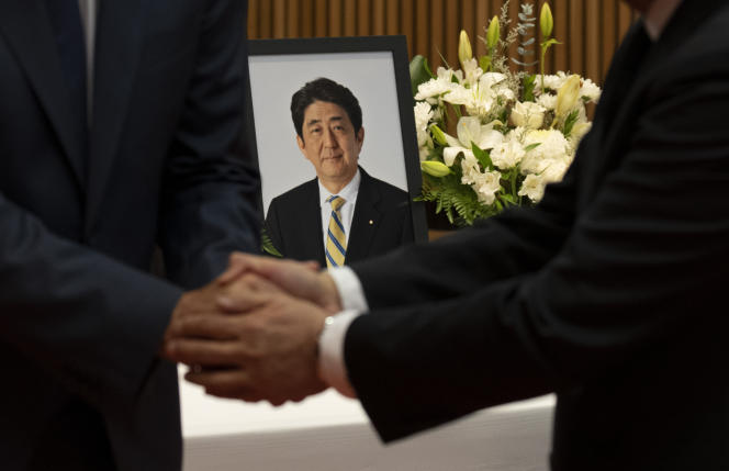 Le premier ministre canadien Justin Trudeau serre la main de l’ambassadeur du Japon au Canada, Kanji Yamamouchi, lors de sa visite de condoléances pour le décès de Shinzo Abe, à l’ambassade du Japon, à Ottawa, le 12 juillet.