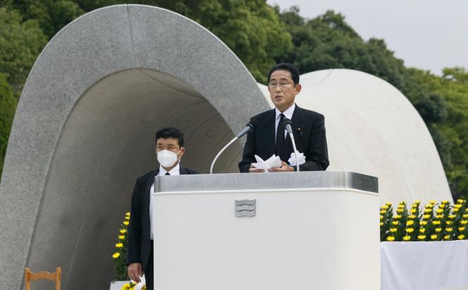 Le premier ministre japonais, Fumio Kishida, prononce un discours lors de la cérémonie organisée pour le 77e anniversaire du bombardement d’Hiroshima, à Hiroshima, le 6 août 2022.