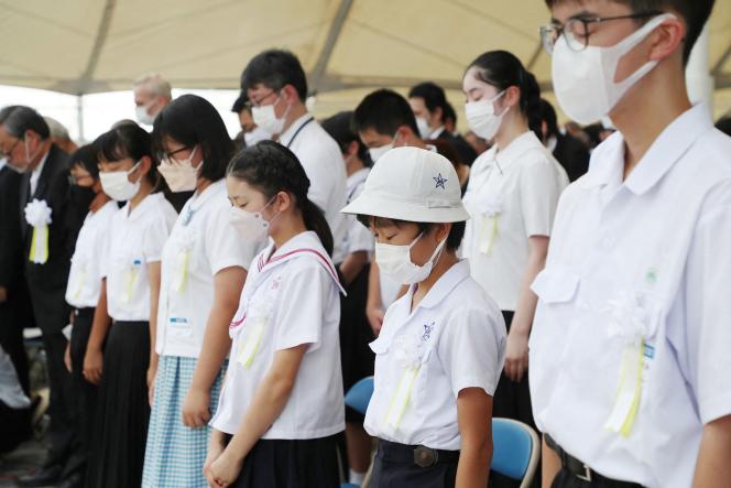 Des enfants présents lors de la commémoration du 77e anniversaire de la catastrophe nucléaire de Nagasaki observent une minute de silence, au mémorial du parc de la Paix à Nagasaki, le 9 août 2022.