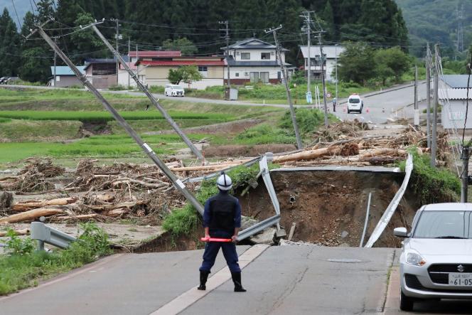 Un pont s’est effondré en raison des fortes pluies dans la ville de Oe (préfecture de Yamagata, nord du Japon), le 4 août 2022.