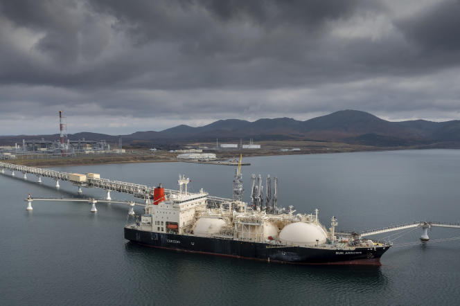 Le pétrolier « Sun Arrows » charge sa cargaison de gaz naturel liquéfié du projet Sakhalin-2,dans le port de Prigorodnoye, en Russie, le 29 octobre 2021.