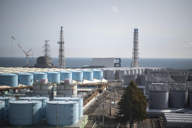Vue sur des réacteurs et réservoirs de stockage d’eau contaminée, à la centrale nucléaire de Fukushima Dai-ichi, à Okuma (Japon), le 5 mars 2022. 