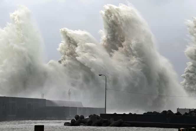 De hautes vagues à Aki, dans la préfecture de Kochi, au Japon, lors du passage du typhon Nanmadol, lundi 19 septembre 2022.