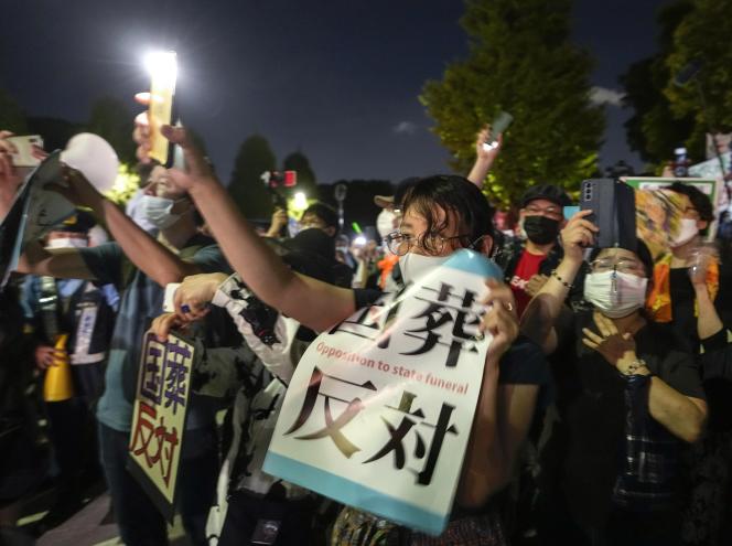 Des Japonais manifestent devant le Parlement, à Tokyo, le 31 août 2022, contre l’organisation de funérailles nationales pour l’ancien premier ministre Shinzo Abe, assassiné en juillet.