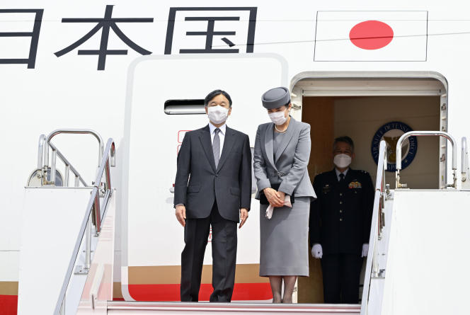 L’empereur du Japon Naruhito et l’impératrice Masako, samedi 17 septembre 2022, à l’aéroport Haneda, à Tokyo, peu avant leur départ pour Londres où il assisteront aux funérailles de la reine Elizabeth II.