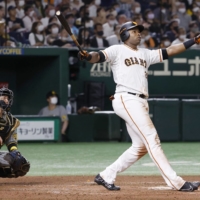 Giants outfielder Gregory Polanco hits a solo home run against the Tigers at Tokyo Dome on Saturday. | KYODO