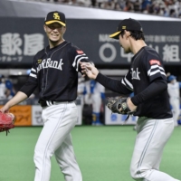 The Hawks entered Monday leading the Pacific League by percentage points. | KYODO