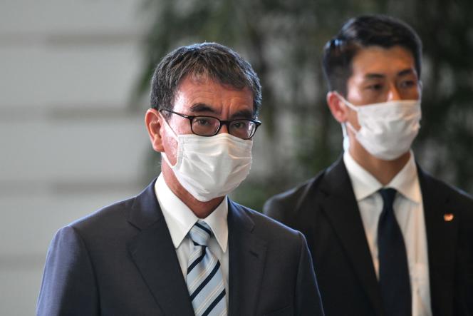 Le ministre de la transition numérique japonais, Taro Kono (à gauche), à son arrivée au bureau du premier ministre à Tokyo, le 10 août 2022.