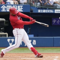 Hiroshima's Ryan McBroom hits his 16th home run of the season against the BayStars in Yokohama on Saturday. | KYODO