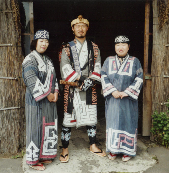 Sur cette photographie d’archive, des Aïnous portent leurs vêtements traditionnels.