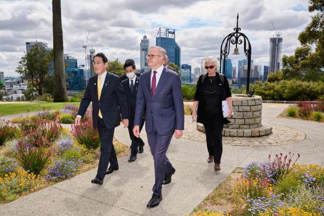 Le premier ministre japonais, Fumio Kishida, et le premier ministre australien, Anthony Albanese, lors d’une rencontre à Perth (Australie-Occidentale), le 22 octobre 2022.