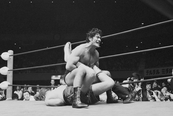 Antonio Inoki serre la jambe du boxeur américain Chuck Wepner, dit « Bayonne », lors d’un combat à Tokyo, le 26 octobre 1977.
