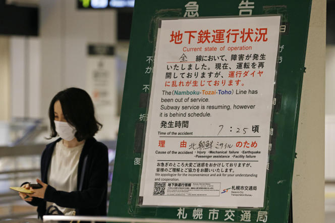 Un panneau indiquant l’interruption du trafic ferroviaire à Sapporo (Japon), en raison du tir nord-coréen, le 4 octobre 2022. 