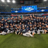 Mariners players celebrate at Rogers Centre after beating the Blue Jays to advance to the AL Divisional Series in Toronto on Saturday. | USA TODAY / VIA REUTERS
