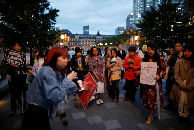 Des manifestantes lors d’un rassemblement appelé « Flower Demo » pour critiquer les récents acquittements dans des affaires de viols présumés au Japon et demander la révision de la loi contre les crimes sexuels, devant la gare de Tokyo, le 11 juin 2019. 