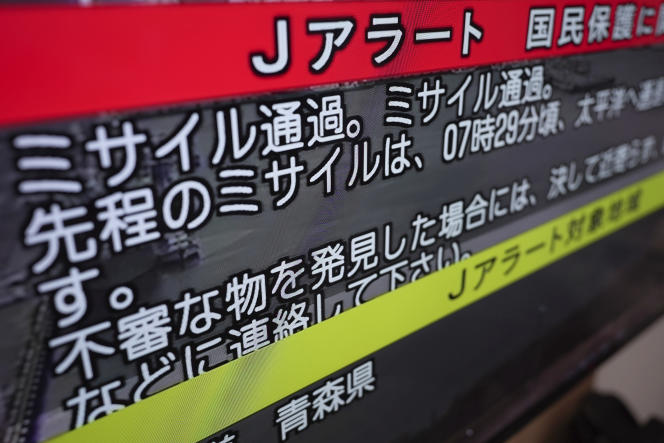 La chaîne publique NHK a basculé en mode « J-Alert », le système qui prévient les Japonais en cas d’urgence. Le bandeau indique qu’un missile a survolé le pays. A Tokyo, le 4 octobre 2022.