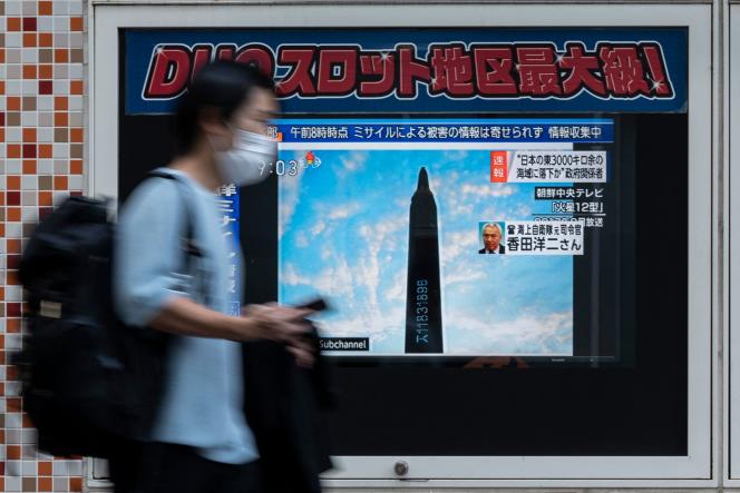 Un homme passe devant un écran de télévision aux abords d’une station de métro de Tokyo, au Japon. Le 29 septembre 2022.