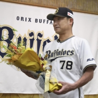 Orix manager and Matsutaro Shoriki Award winner Satoshi Nakajima receives a bouquet at the team's postseason camp in Kochi on Tuesday. | KYODO