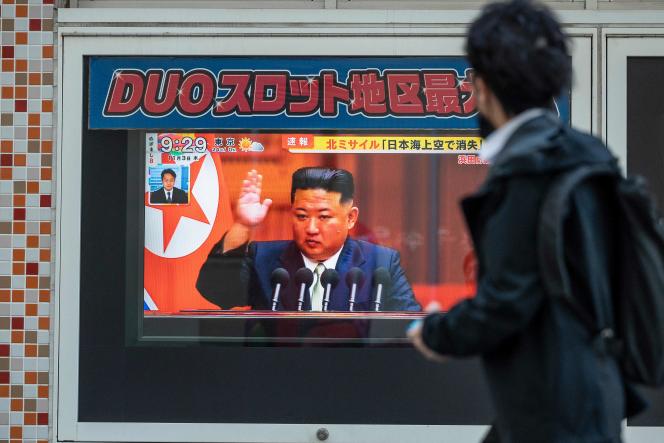 Un passant dans une rue de Tokyo regarde l’allocution du dirigeant nord-coréen Kim Jong-un au sujet des nouveaux tirs de missile.