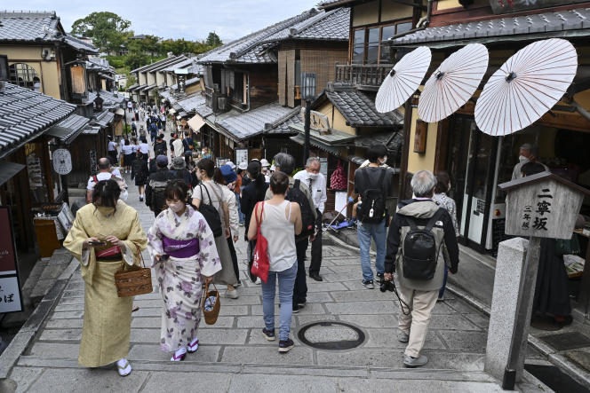Dans l’une des ruelles touristiques menant au temple Kiyomizu-dera de Kyoto (Japon), le 13 octobre 2022. 