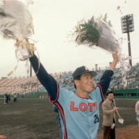 Orions pitcher Choji Murata celebrates after earning his 200th career victory in May 1989. | KYODO