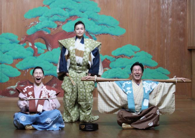 De gauche à droite : Tokuro Miyake, Junko Izumi, Motoya Izumi, frère et sœurs. Motoya est le cadet et le 20e directeur de l’école Izumi, près de Tokyo.