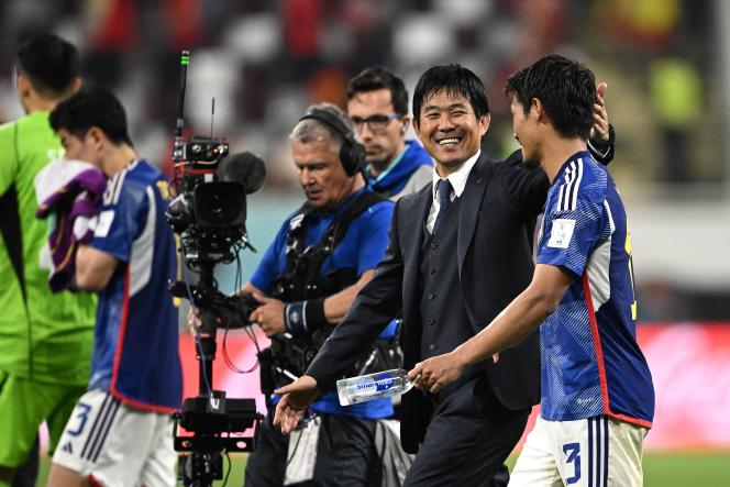 L’entraîneur japonais Hajime Moriyasu félicite le défenseur japonais Shogo Taniguchi à la fin du match entre le Japon et l’Espagne (2-1), le 1er décembre au stade international Khalifa, à Doha, pendant le Mondial 2022.