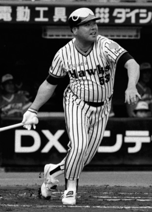 Hiromitsu Kadota of the then-Daiei Hawks hitting his 550th career home run at Heiwadai Stadium in Fukuoka in June 1991. | KYODO