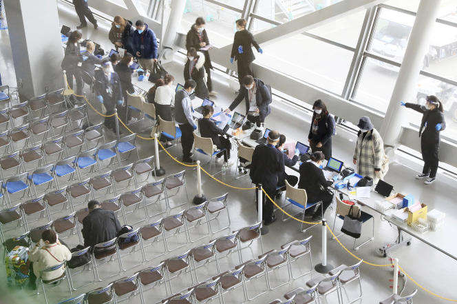 Des voyageurs en provenance de Chine continentale font un test de dépistage au Covid-19, à leur arrivée à l’aéroport international du Kansai, à Izumisano, dans la préfecture d’Osaka (Japon), le 10 février 2023.