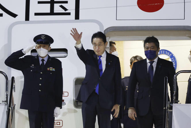 Le premier ministre japonais, Fumio Kishida, à l’aéroport international de Tokyo-Haneda, au moment de son départ pour l’Europe afin de présenter à ses alliés la nouvelle doctrine de défense du Japon, le 8 janvier.