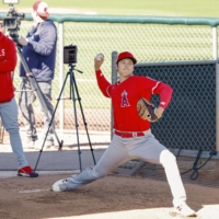 Shohei Ohtani pitches in the bullpen during spring training in Tempe, Arizona, on Wednesday. | KYODO